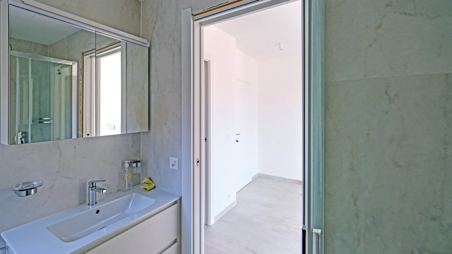 2.5 Room Apartment in Historic Villa with Garden and Lake View Terraces in Ruvigliana - Photo 9 of 10