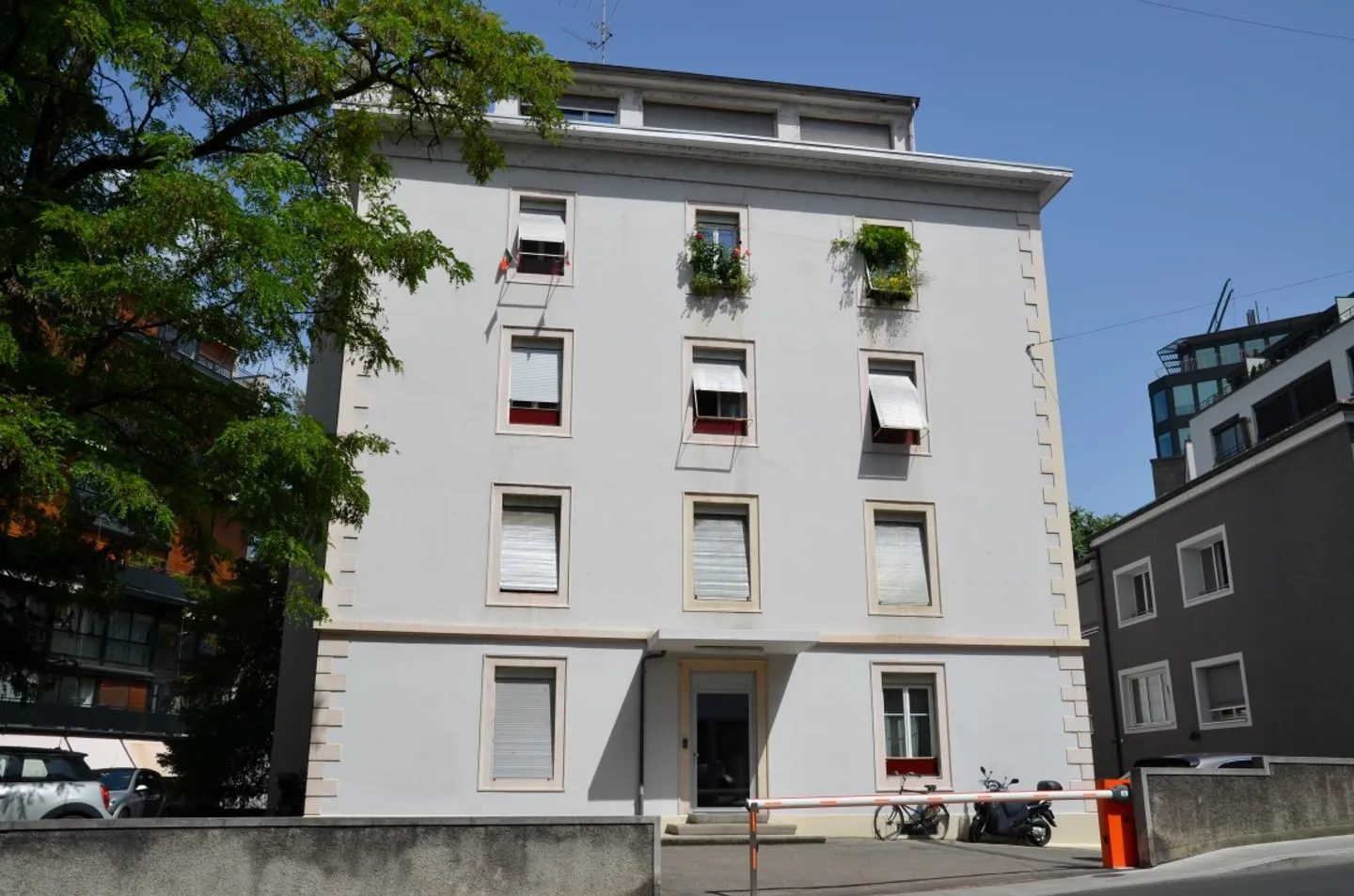 Parcheggio esterno con accesso sicuro tramite barriera - Foto 1 di 1