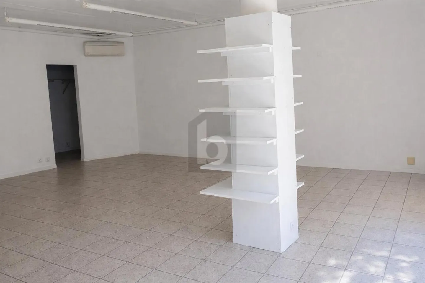 ATTRACTIVE, QUIET AND WELL LOCATED - Photo 2 of 6