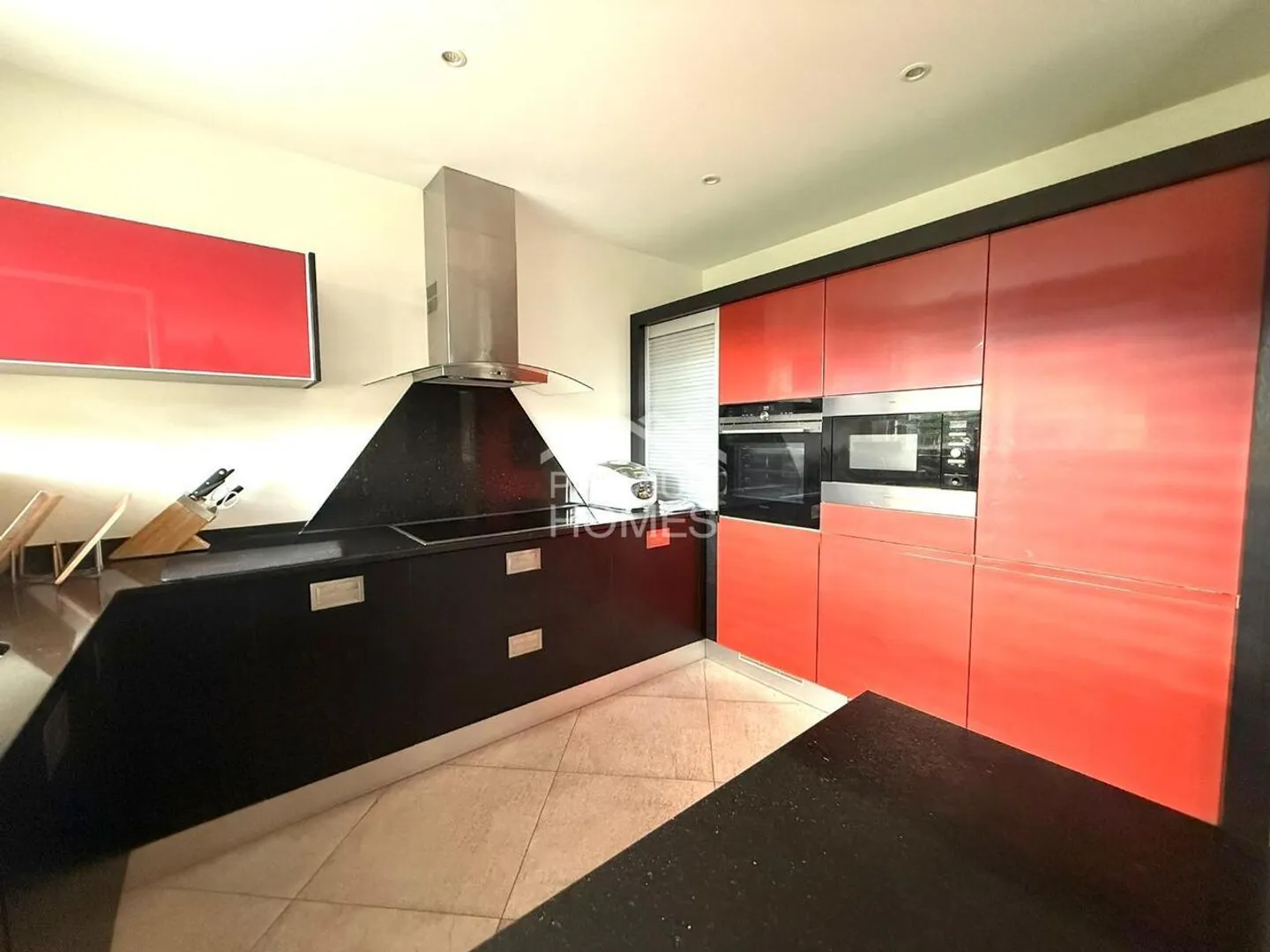 Dream home with jacuzzi, solar panels and plenty of space - Photo 2 of 8