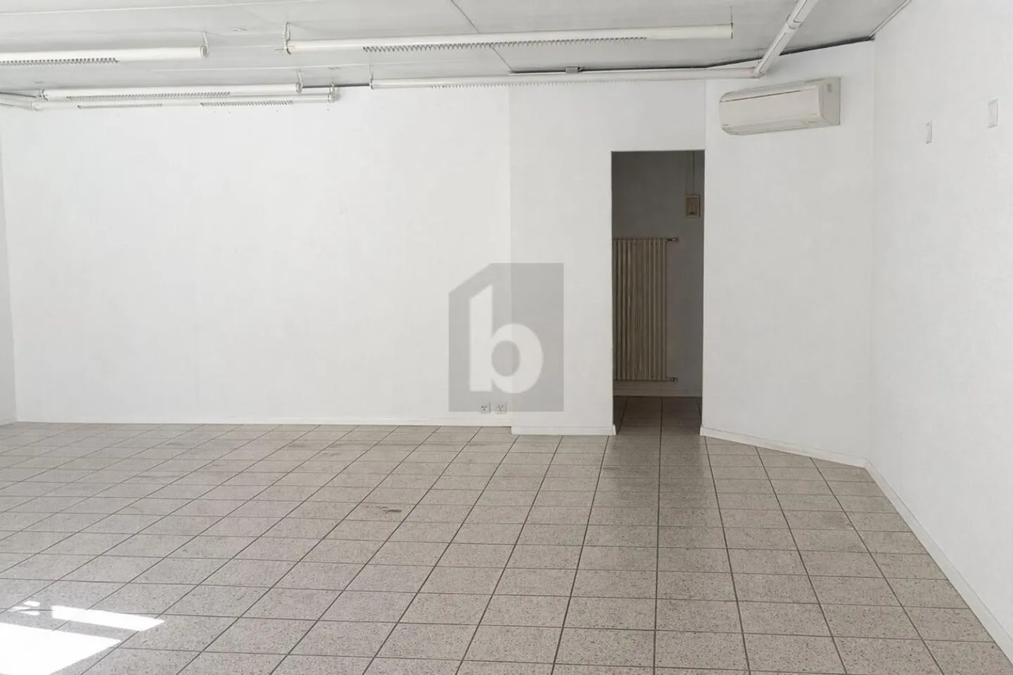 ATTRACTIVE, QUIET AND WELL LOCATED - Photo 3 of 6