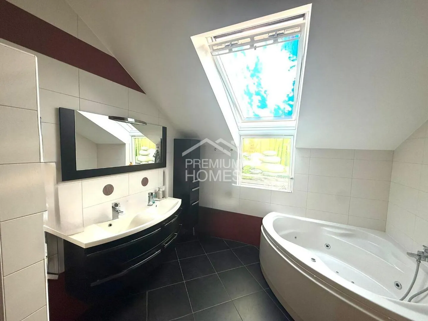 Dream home with jacuzzi, solar panels and plenty of space - Photo 4 of 8