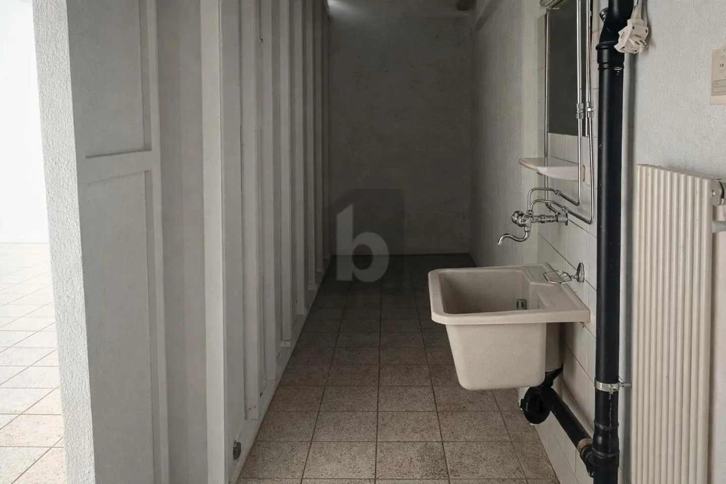 ATTRACTIVE, QUIET AND WELL LOCATED - Photo 4 of 6