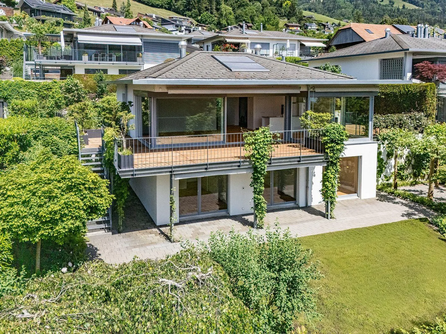 Spacious Living in Äbnitpark Hilterfingen - Photo 1 of 13
