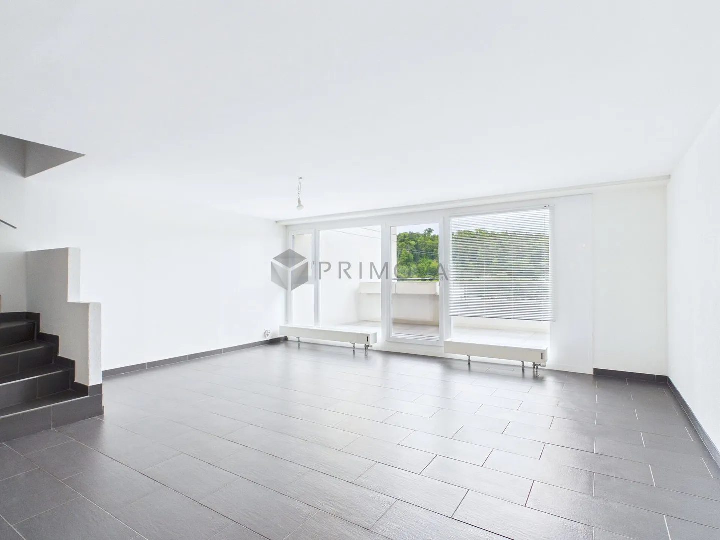 Modern 5.5 room maisonette offers exclusive living over three floors like in a single-family home - Photo 1 of 12