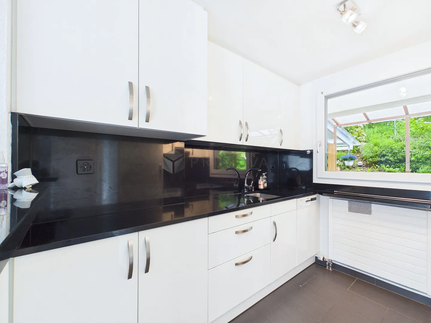 Modern 5.5 room maisonette offers exclusive living over three floors like in a single-family home - Photo 3 of 12