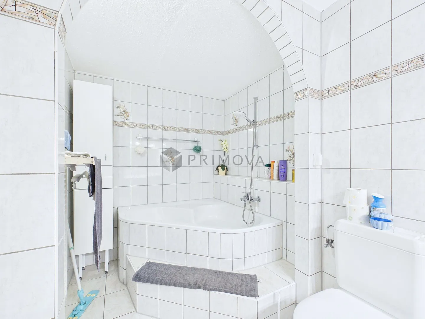 Modern 5.5 room maisonette offers exclusive living over three floors like in a single-family home - Photo 8 of 12