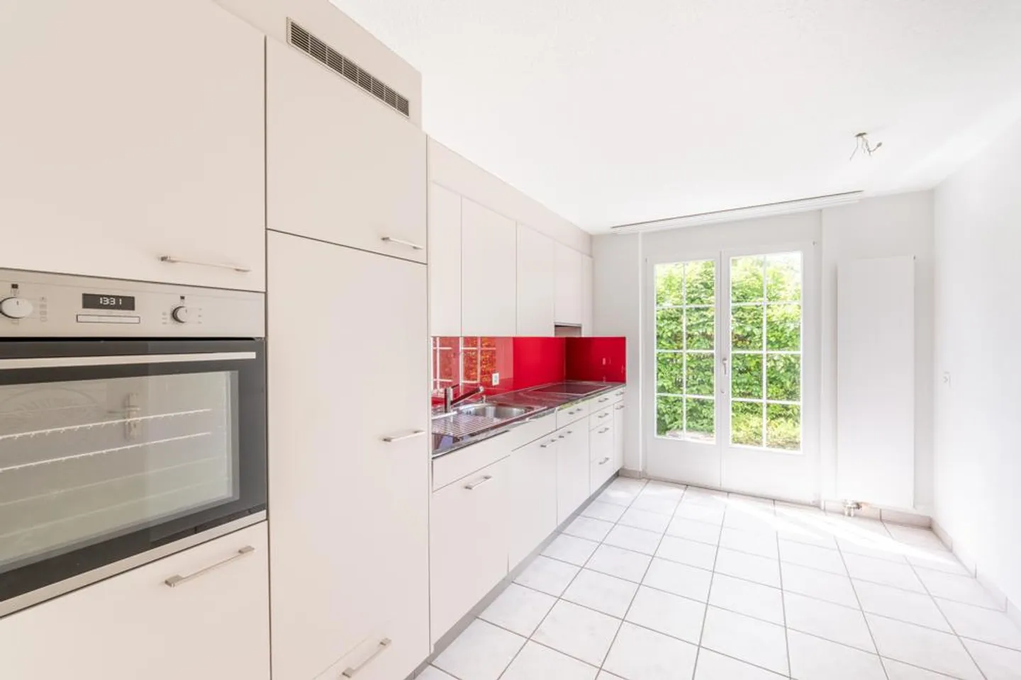 Appartement au rez-de-chaussée lumineux - Photo 3 sur 7