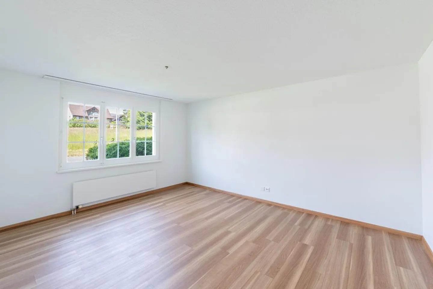 Appartement au rez-de-chaussée lumineux - Photo 4 sur 7