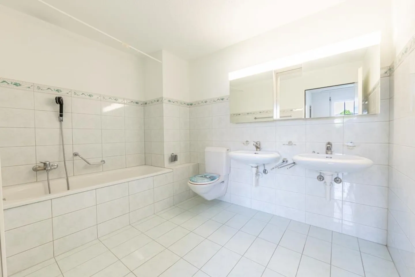 Appartement au rez-de-chaussée lumineux - Photo 5 sur 7