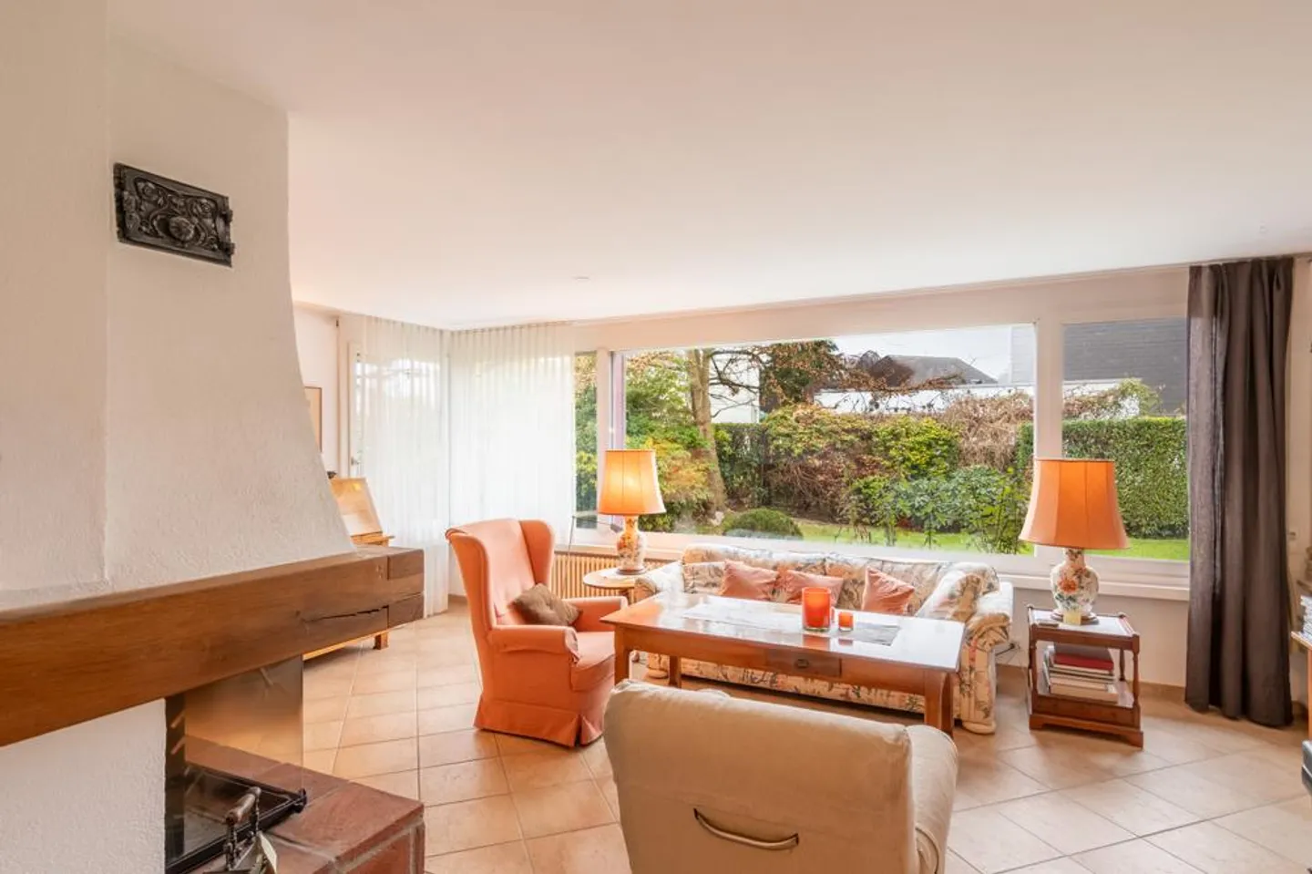 Charmante Famille Heureuse avec Idylle de Jardin - Photo 2 sur 8