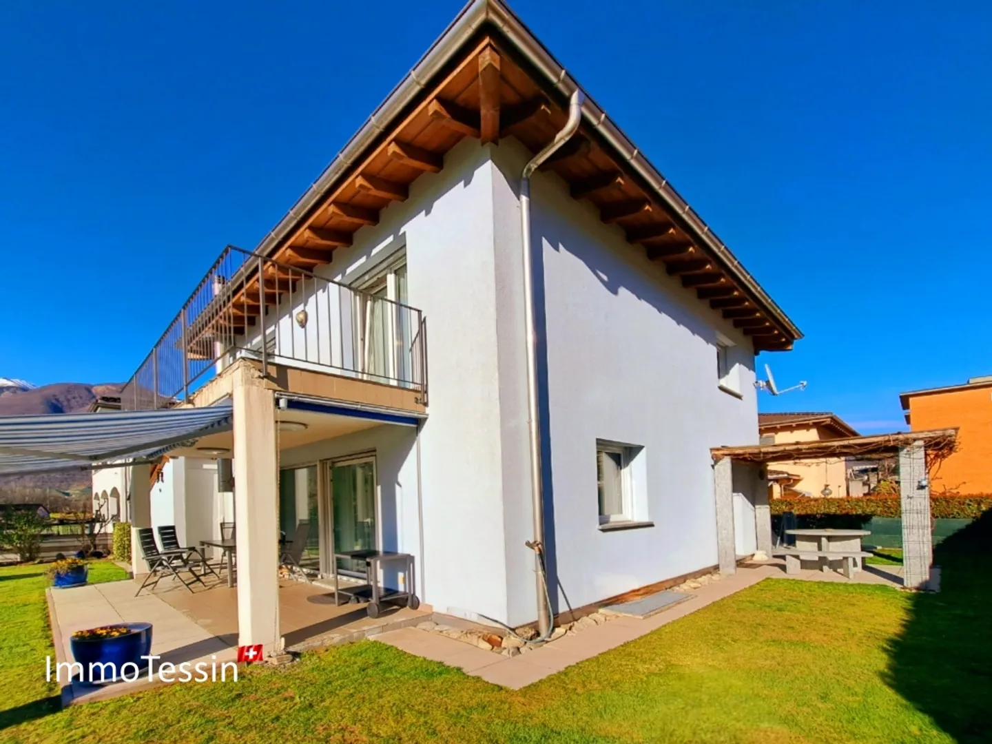 Beautiful and nearly new villa with large garden & pergola in a good location with all comforts - Photo 1 of 13