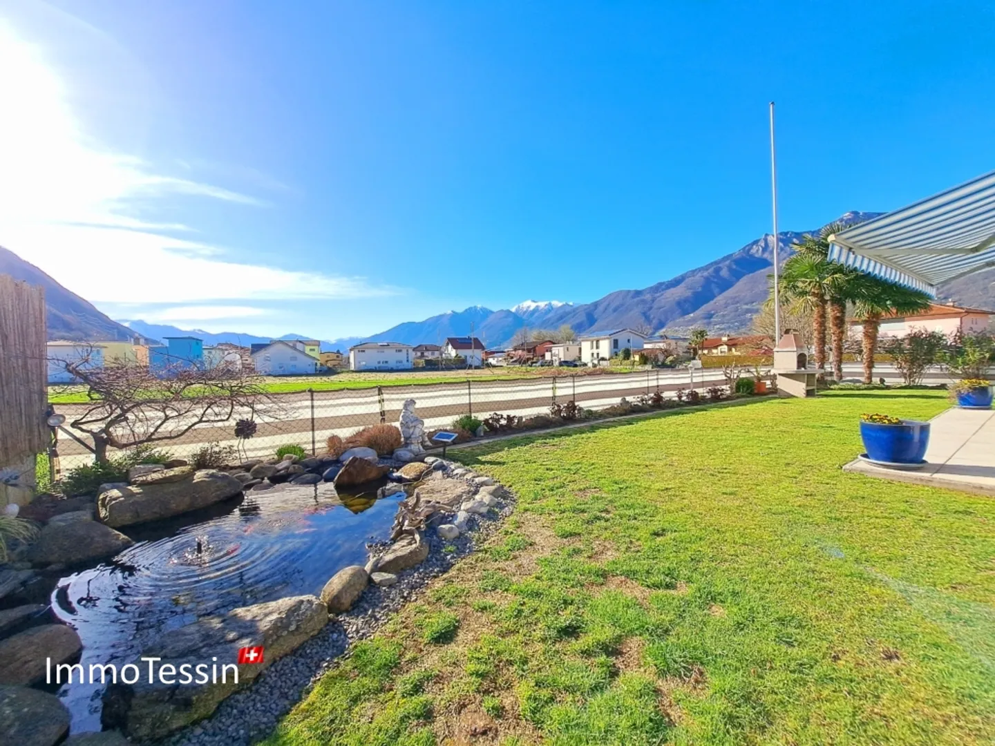 Beautiful and nearly new villa with large garden & pergola in a good location with all comforts - Photo 3 of 13