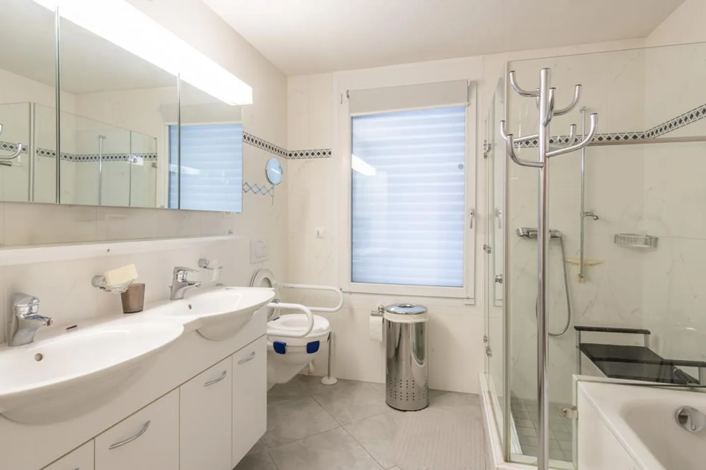 Charmante Famille Heureuse avec Idylle de Jardin - Photo 5 sur 8