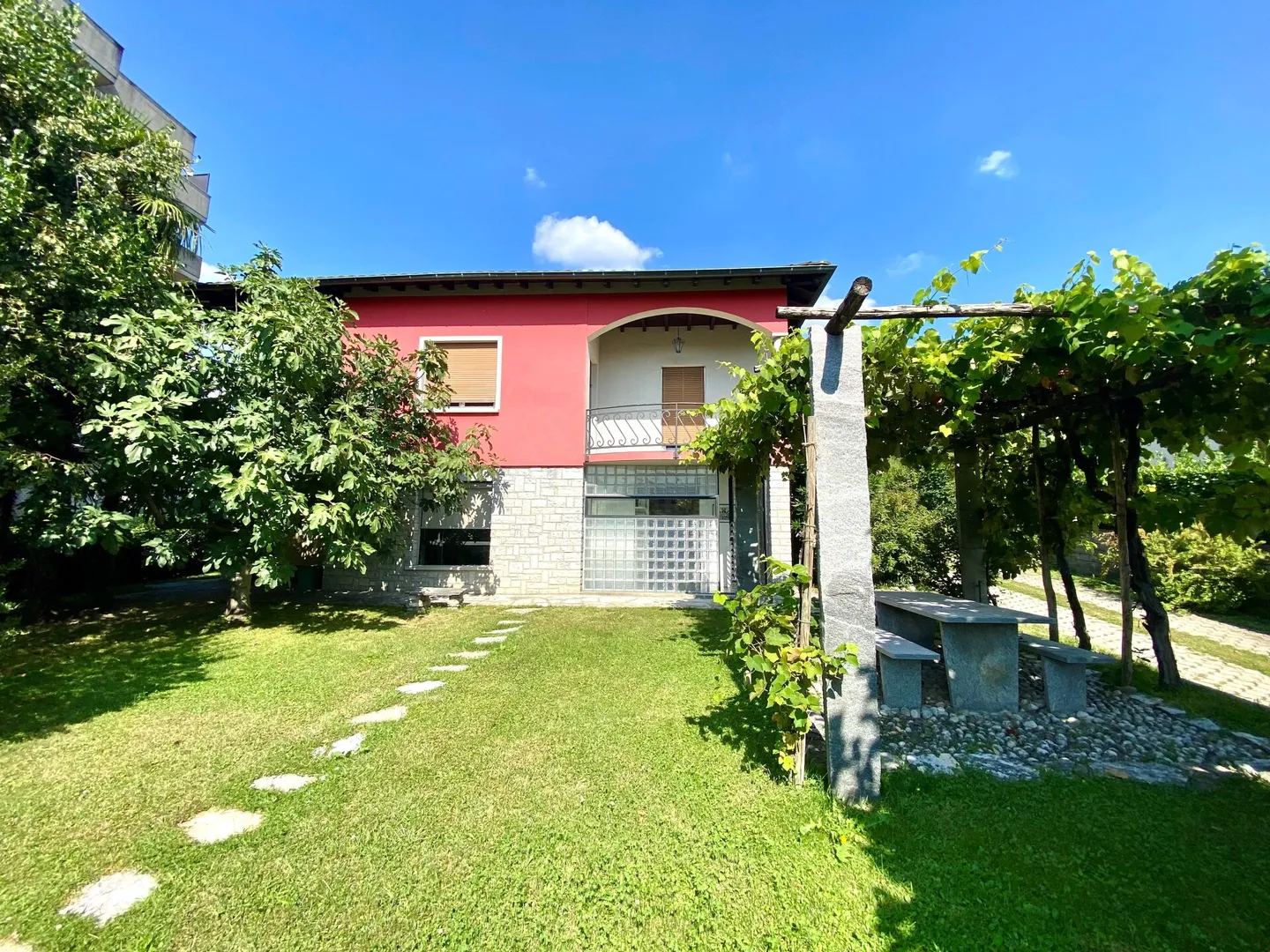 Casa unifamiliare con giardino e garage - Foto 1 di 13