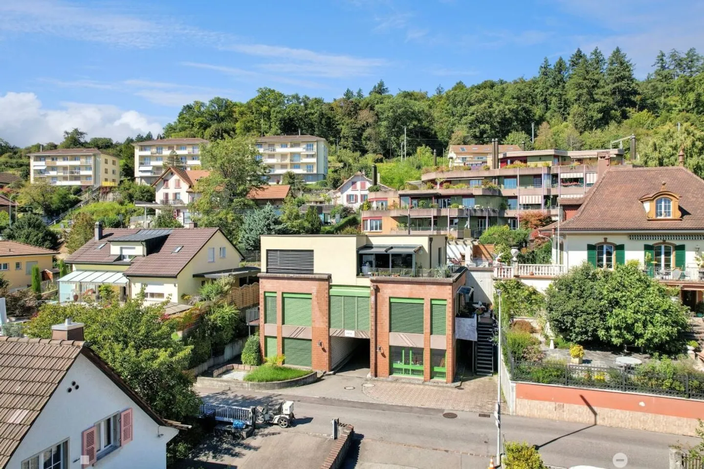 Rendement de 3,66 % - Maison multifamiliale rénovée avec 5 unités résidentielles et garage - Photo 1 sur 13