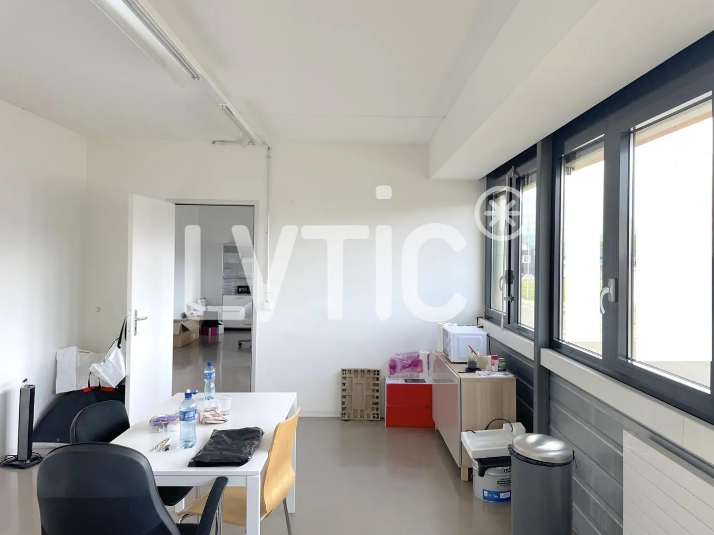 Locali, produzione, deposito, uffici di 330 m2 in affitto a Nyon - Foto 2 di 8