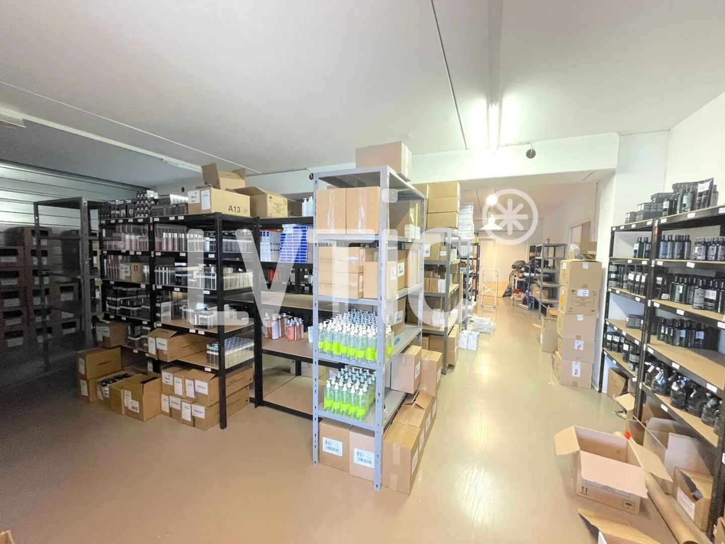 Locali, produzione, deposito, uffici di 330 m2 in affitto a Nyon - Foto 1 di 8