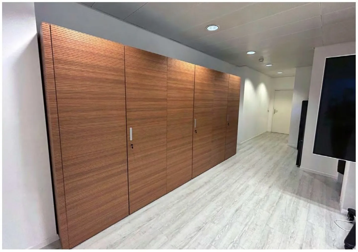 INTERESTING AND SPACIOUS FOR COMMERCIAL ACTIVITIES - Photo 3 of 5