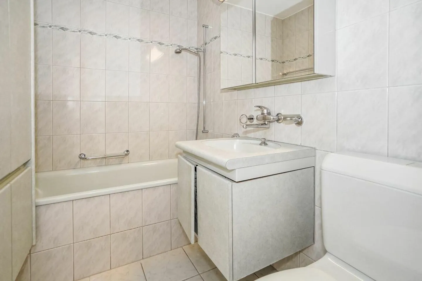 Appartement ensoleillé de 2,5 pièces avec belle vue et place de parking à Aesch - Photo 10 sur 13