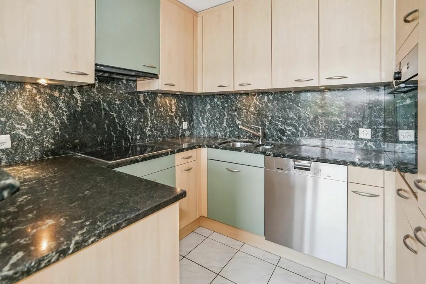 Appartement ensoleillé de 2,5 pièces avec belle vue et place de parking à Aesch - Photo 4 sur 13