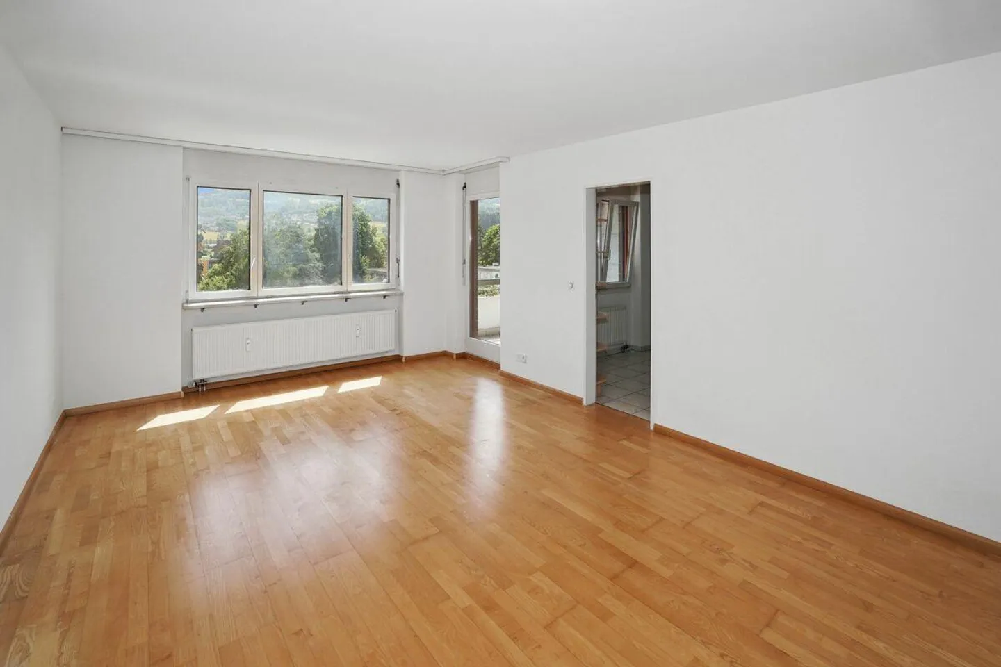 Appartement ensoleillé de 2,5 pièces avec belle vue et place de parking à Aesch - Photo 7 sur 13
