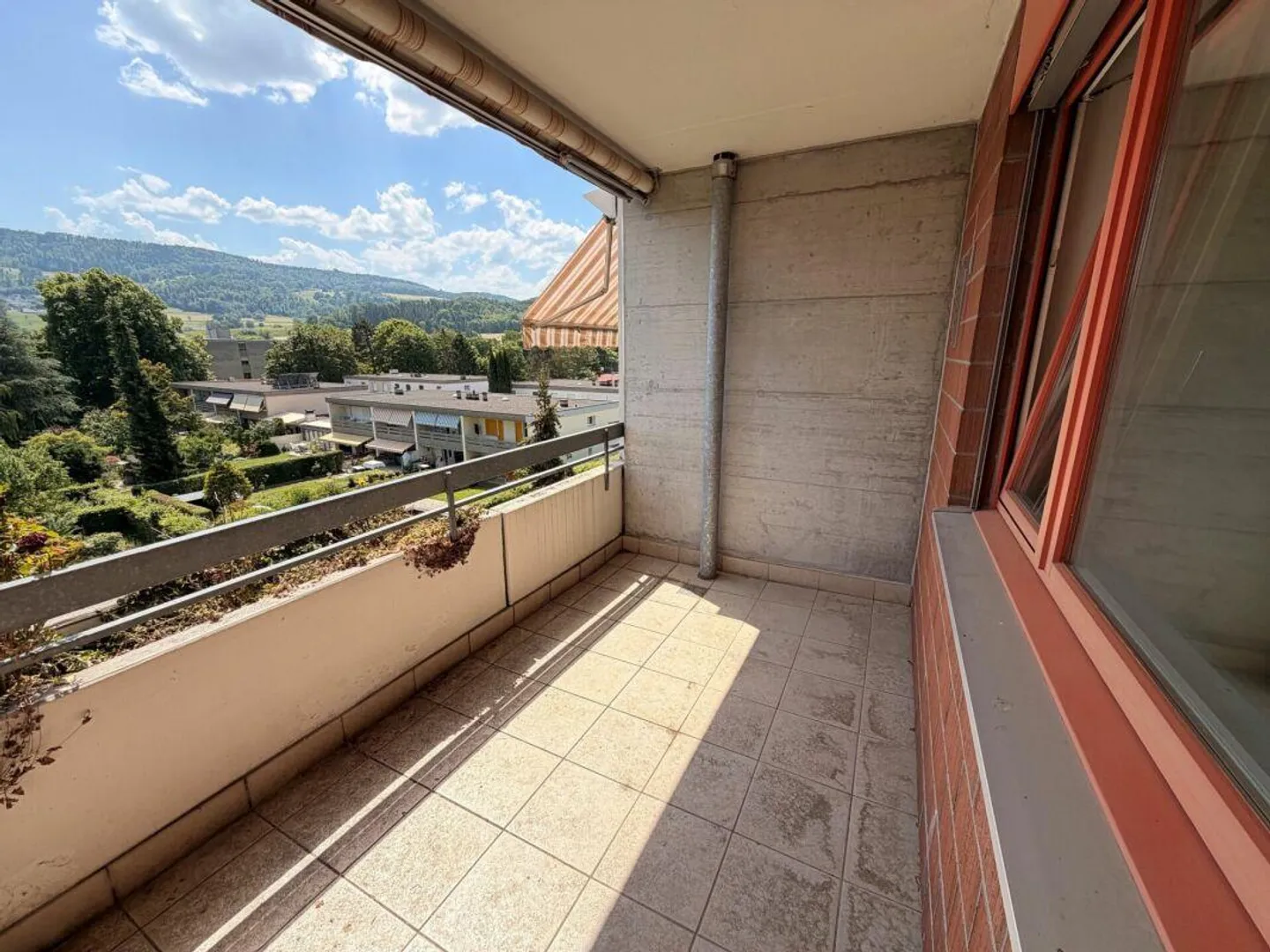 Appartement ensoleillé de 2,5 pièces avec belle vue et place de parking à Aesch - Photo 8 sur 13