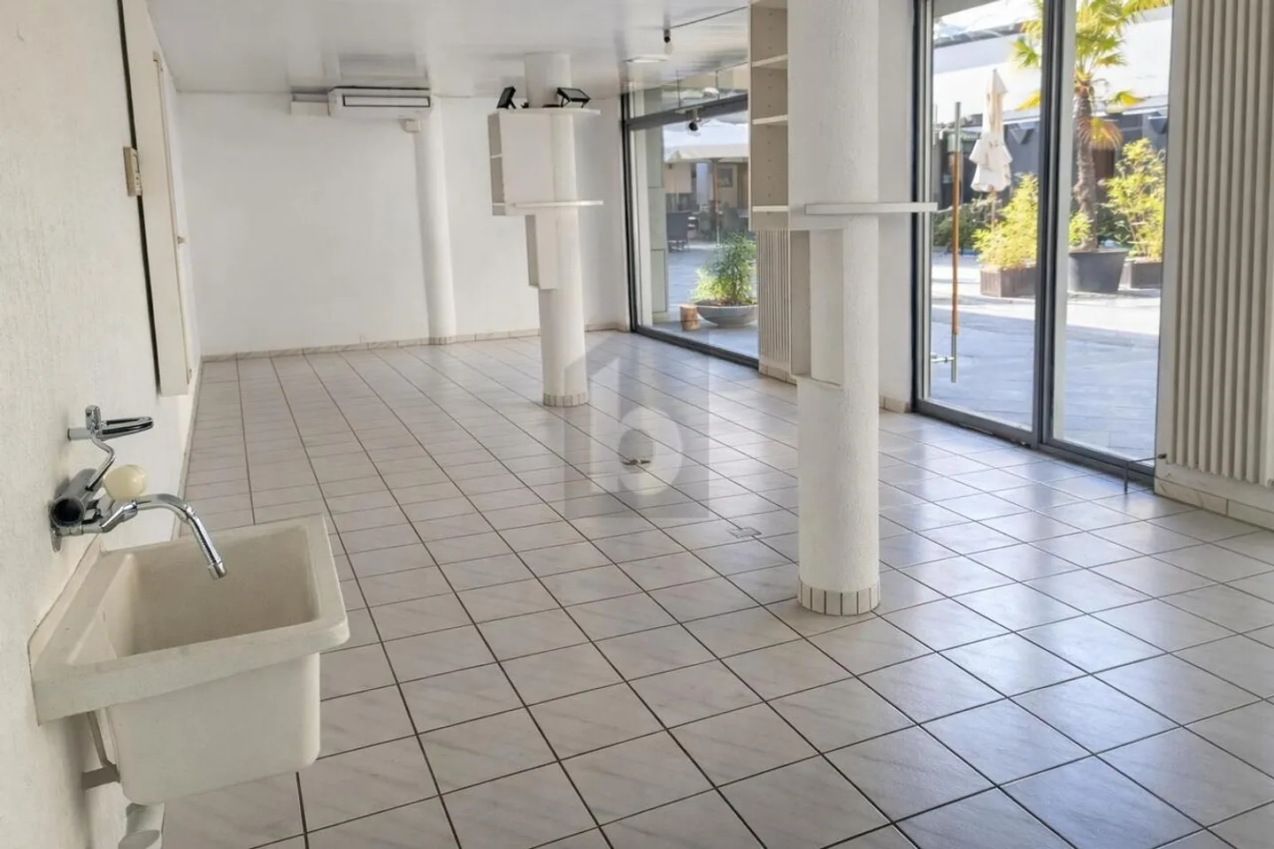 VISIBLE, PRACTICAL AND CENTRAL - Photo 2 of 4