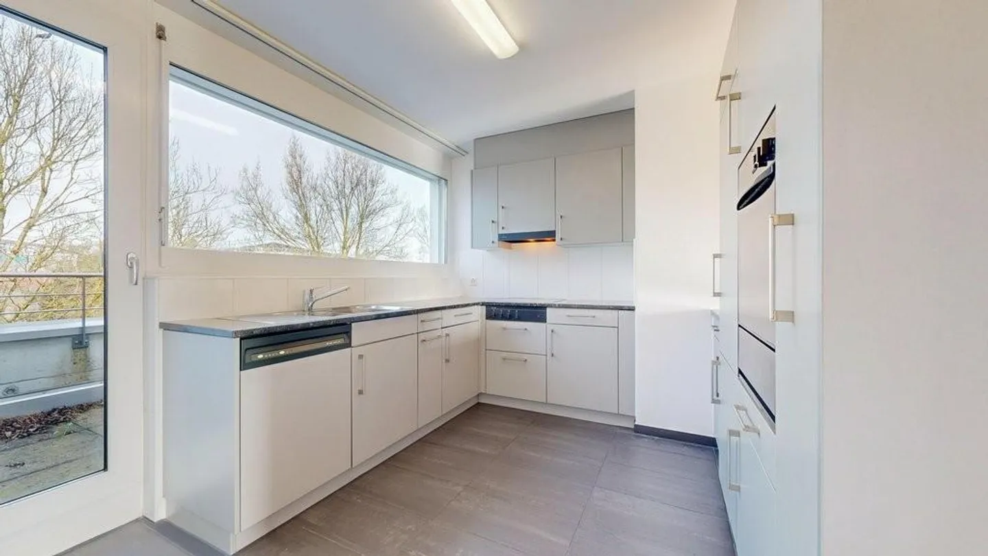 Attic Apartment on the Outskirts - Photo 5 of 12