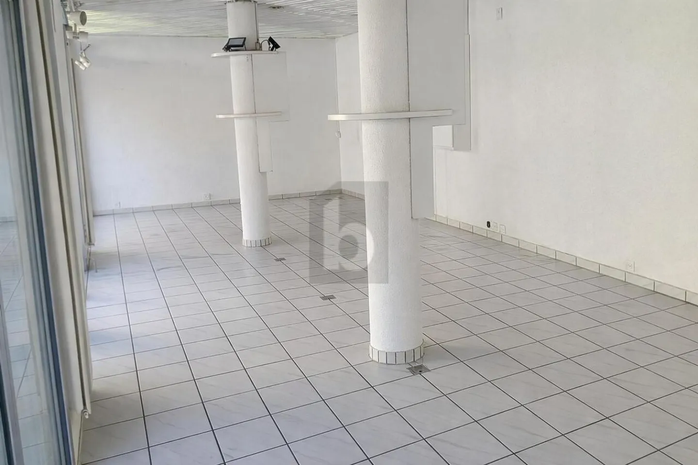 VISIBLE, PRACTICAL AND CENTRAL - Photo 3 of 4