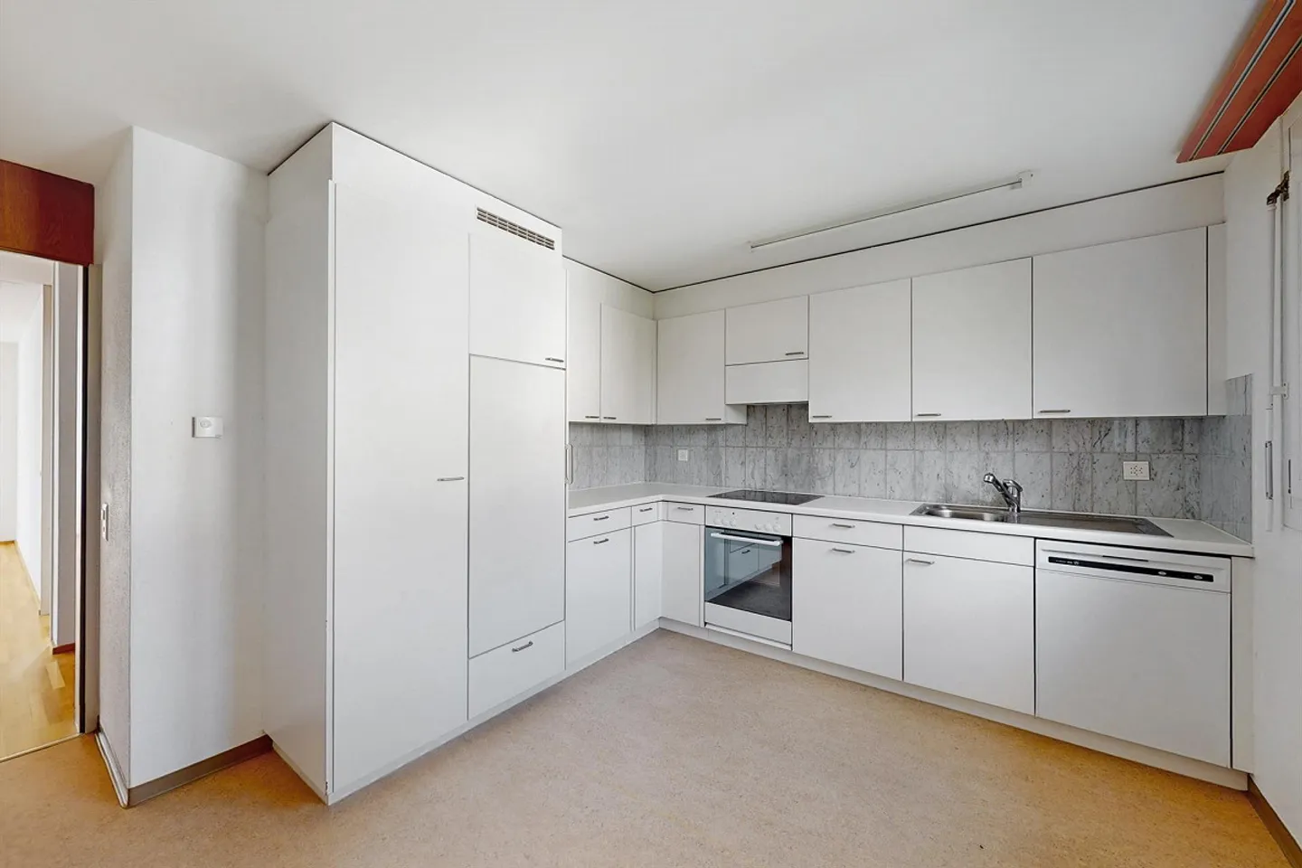 Modern 3.5-Room Apartment - Photo 2 of 6