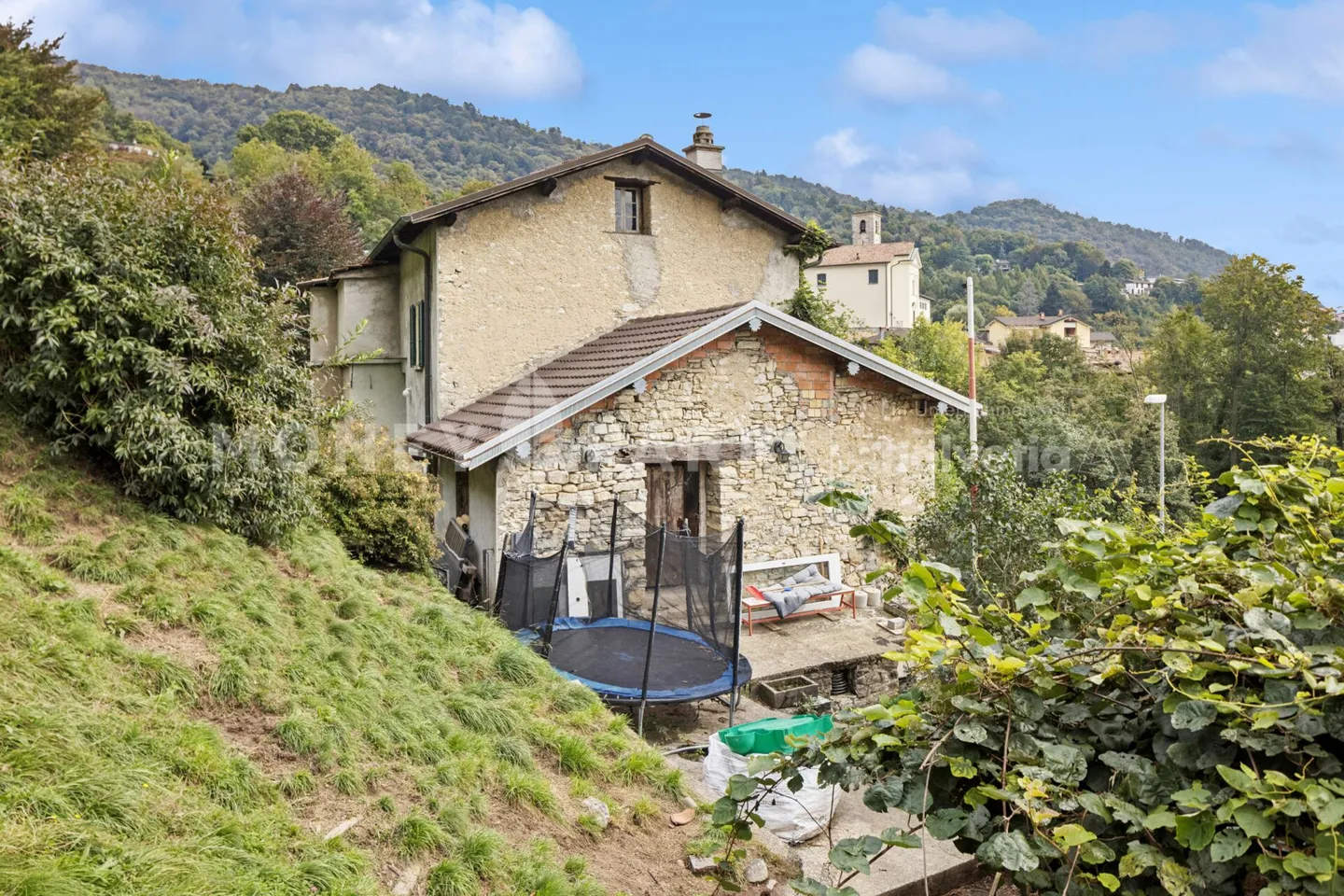 Maison individuelle spacieuse de 12 pièces dans un emplacement calme et proche de la nature - Photo 6 sur 12