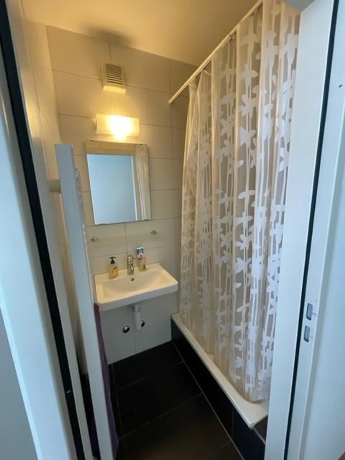 Furnished City Room in the Heart of Kleinbasel - Photo 8 of 9