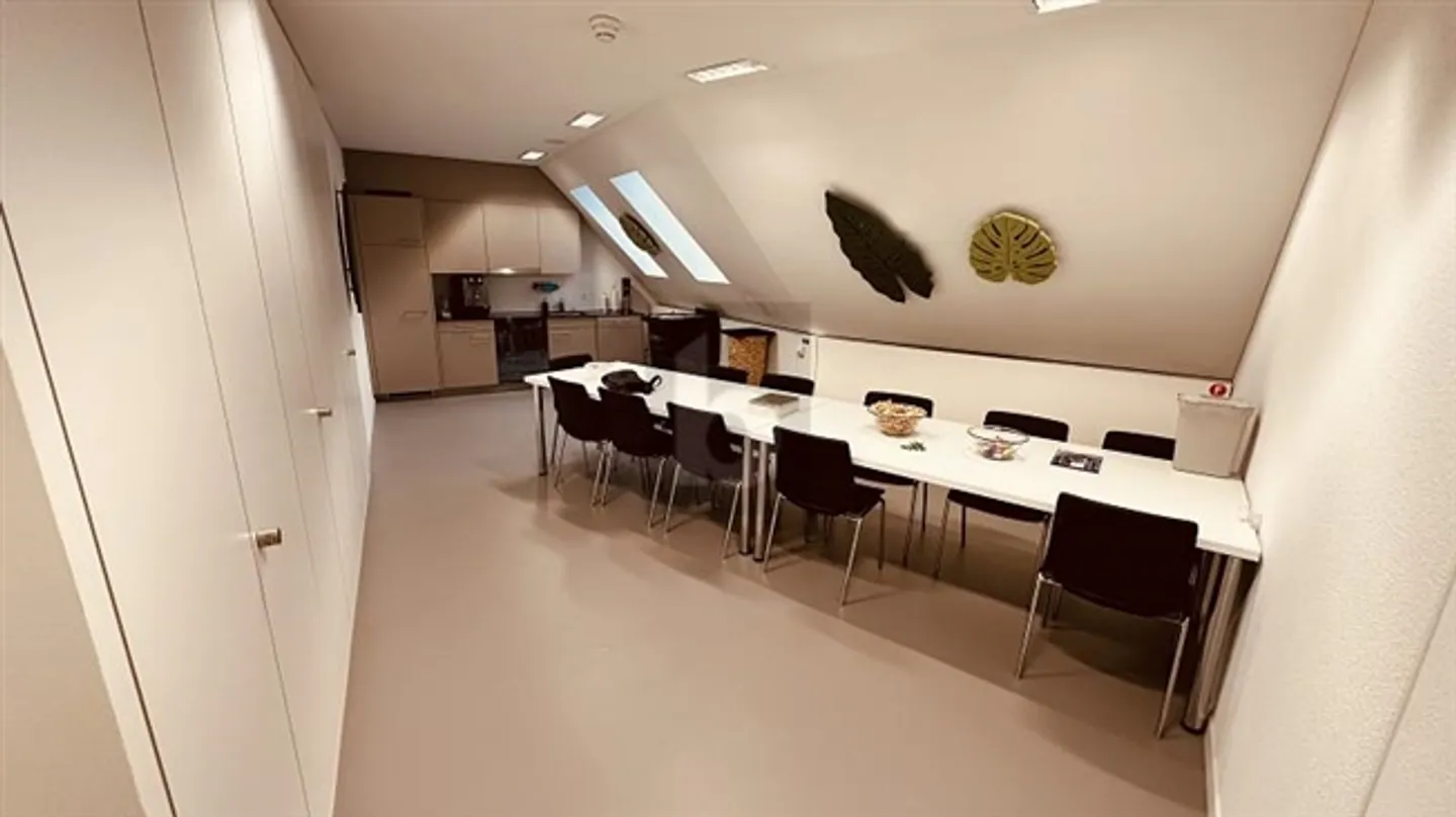 LIGHT-FLOODED, SPACIOUS, IN THE CITY CENTER - Photo 4 of 6