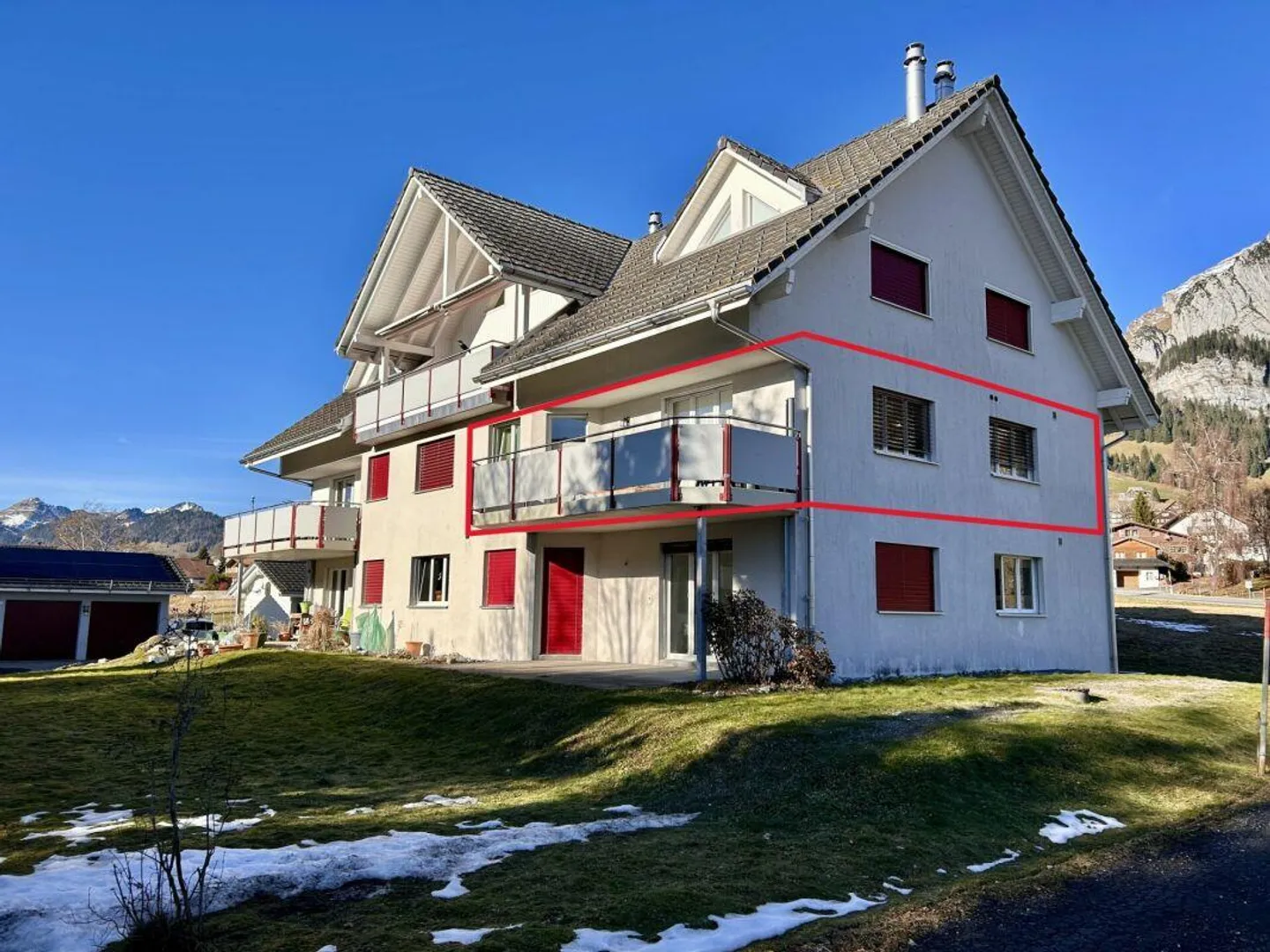 Appartement 3.5 pièces près de la zone de loisirs avec poêle, balcon et garage - Photo 1 sur 10