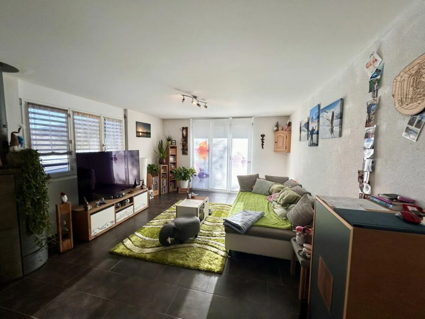 Appartement 3.5 pièces près de la zone de loisirs avec poêle, balcon et garage - Photo 2 sur 10