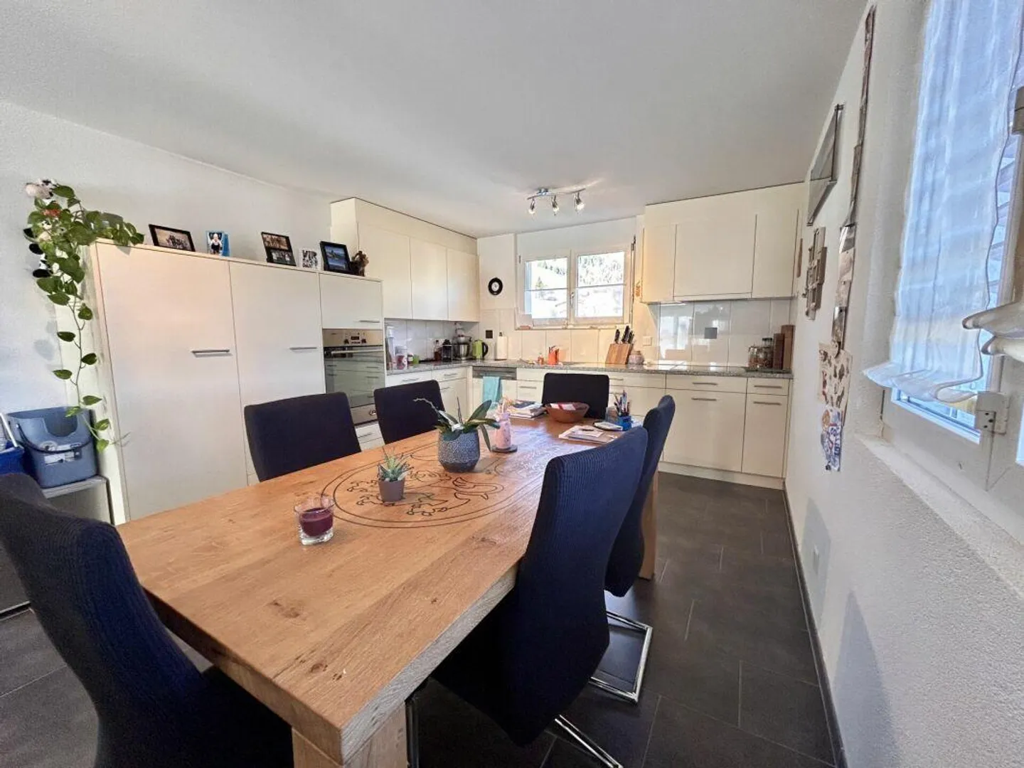 Appartement 3.5 pièces près de la zone de loisirs avec poêle, balcon et garage - Photo 3 sur 10