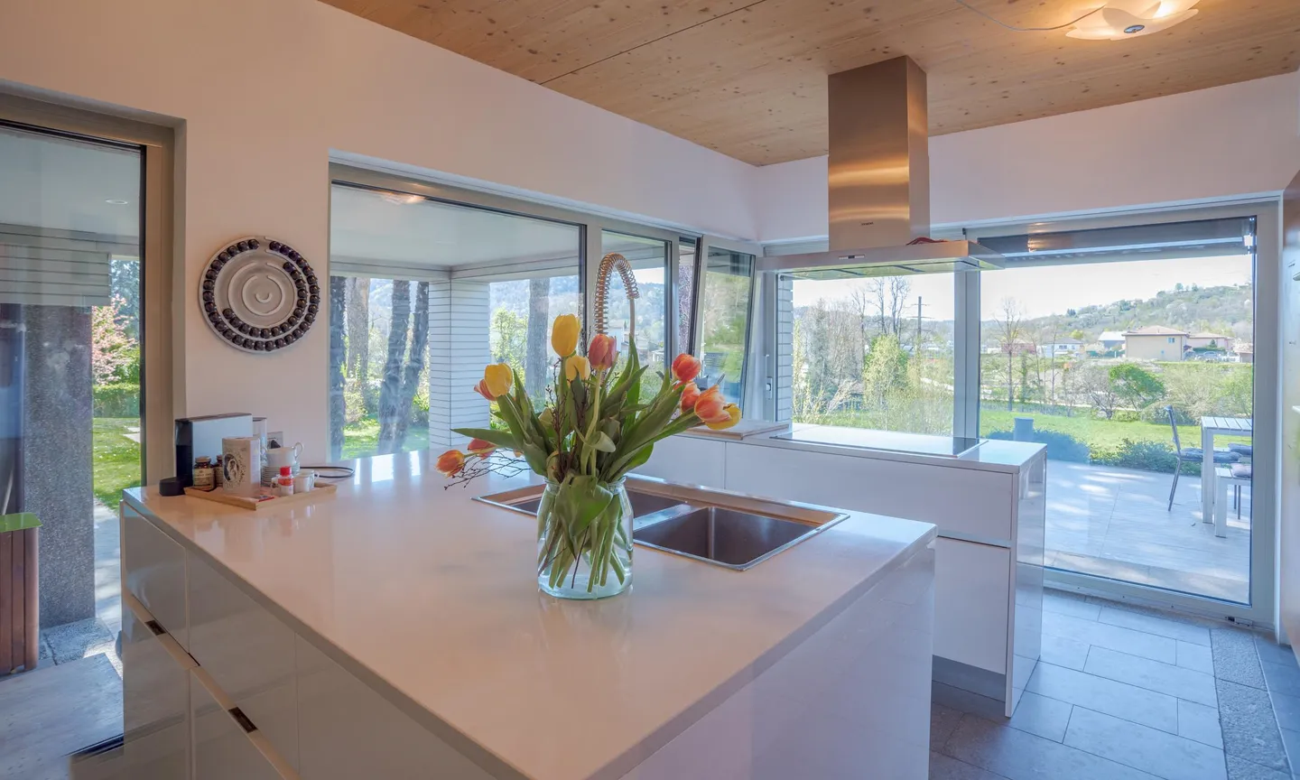 EXCLUSIVE - 6.5-ROOM VILLA WITH POOL IN NOVAZZANO - Photo 3 of 10