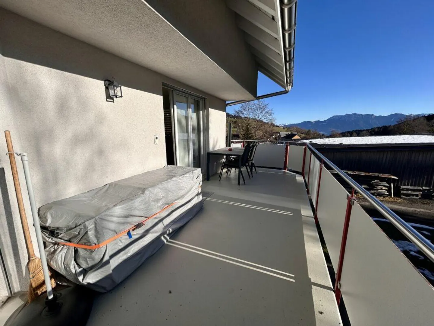 Appartement 3.5 pièces près de la zone de loisirs avec poêle, balcon et garage - Photo 7 sur 10