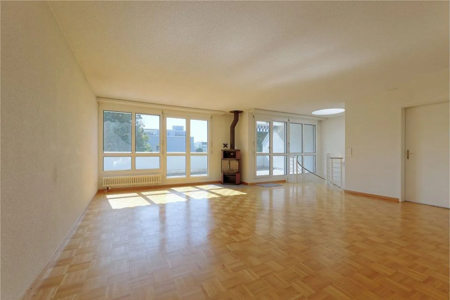 Exclusive, sunny 4½ (5½) room attic maisonette apartment with large terrace - Photo 1 of 13