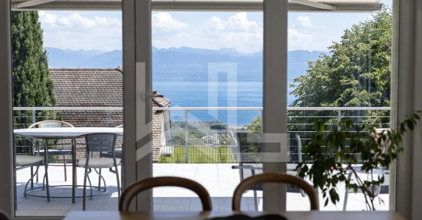 Stunning contemporary property with panoramic view - Photo 8 of 9