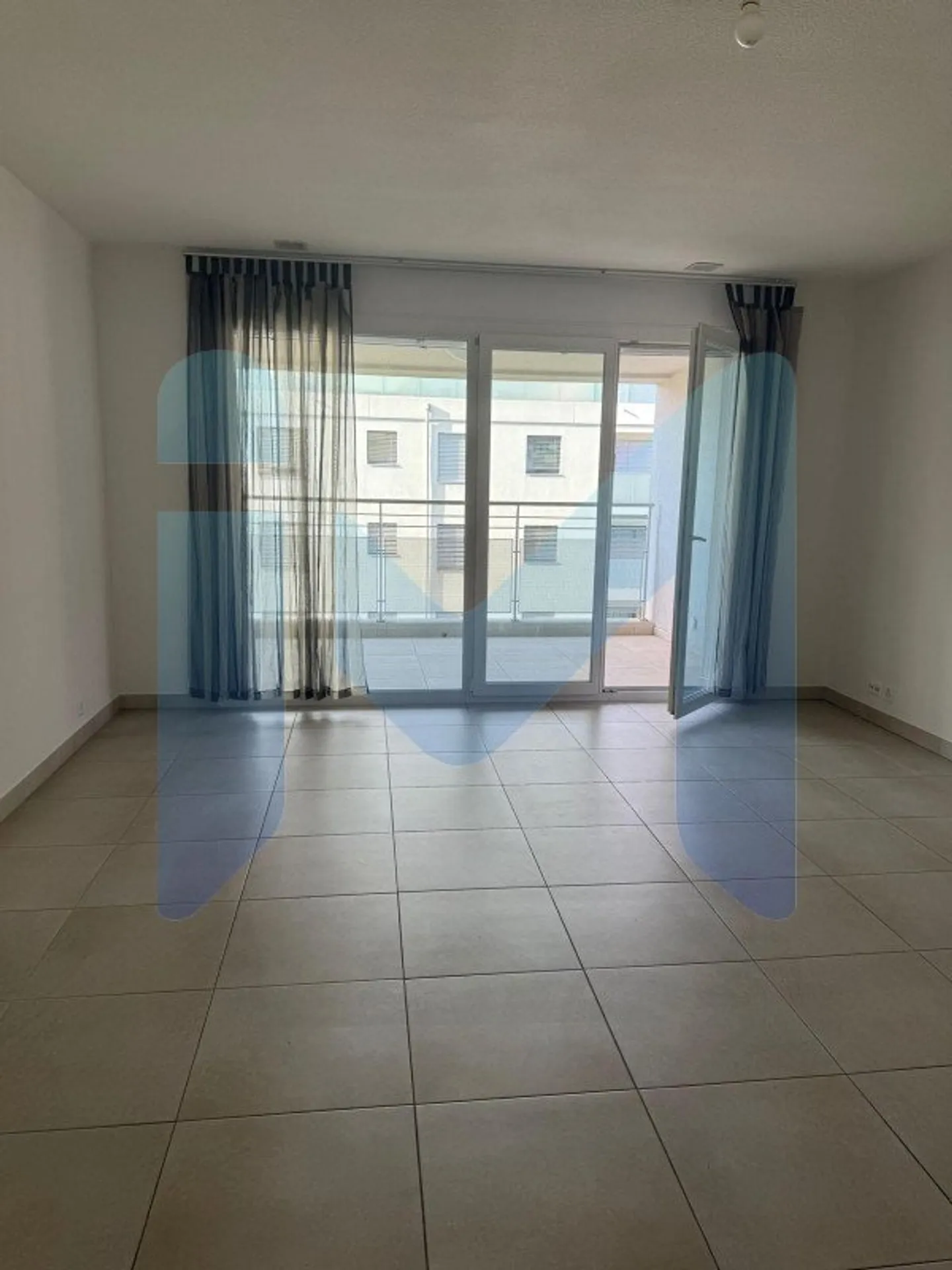 Appartamento di 5,5 locali al 3° piano situato a Thônex 1226 - Foto 2 di 12