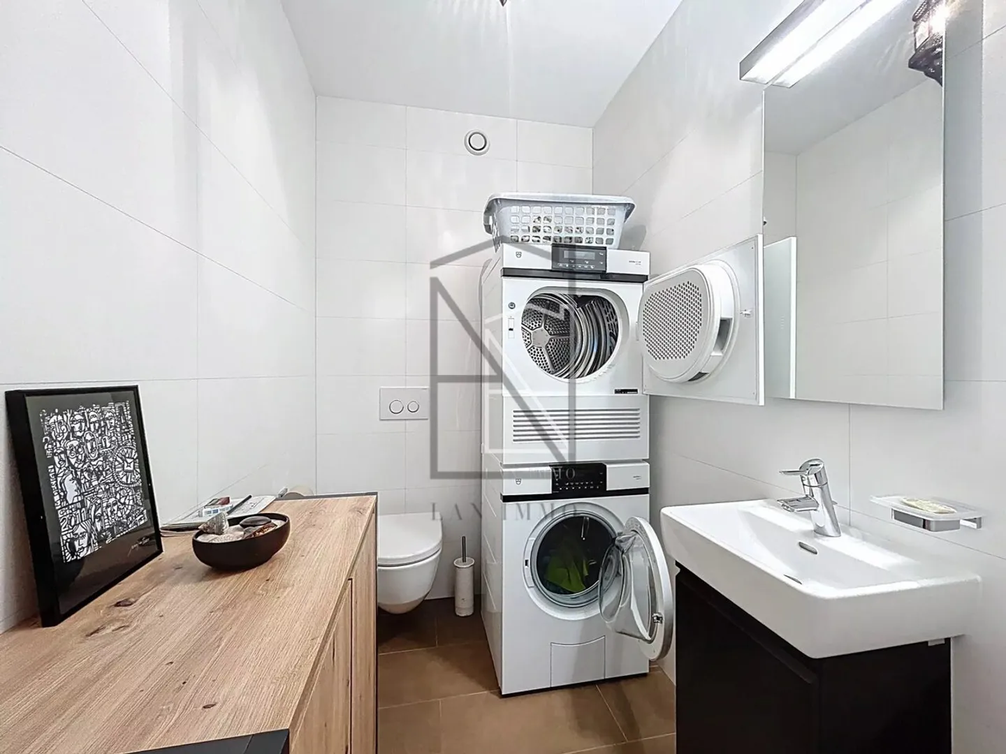 Modern Sustainable Apartment - Photo 9 of 13