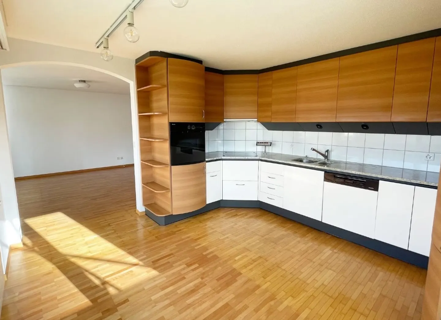 Charming 3-Room Apartment - Photo 2 of 9