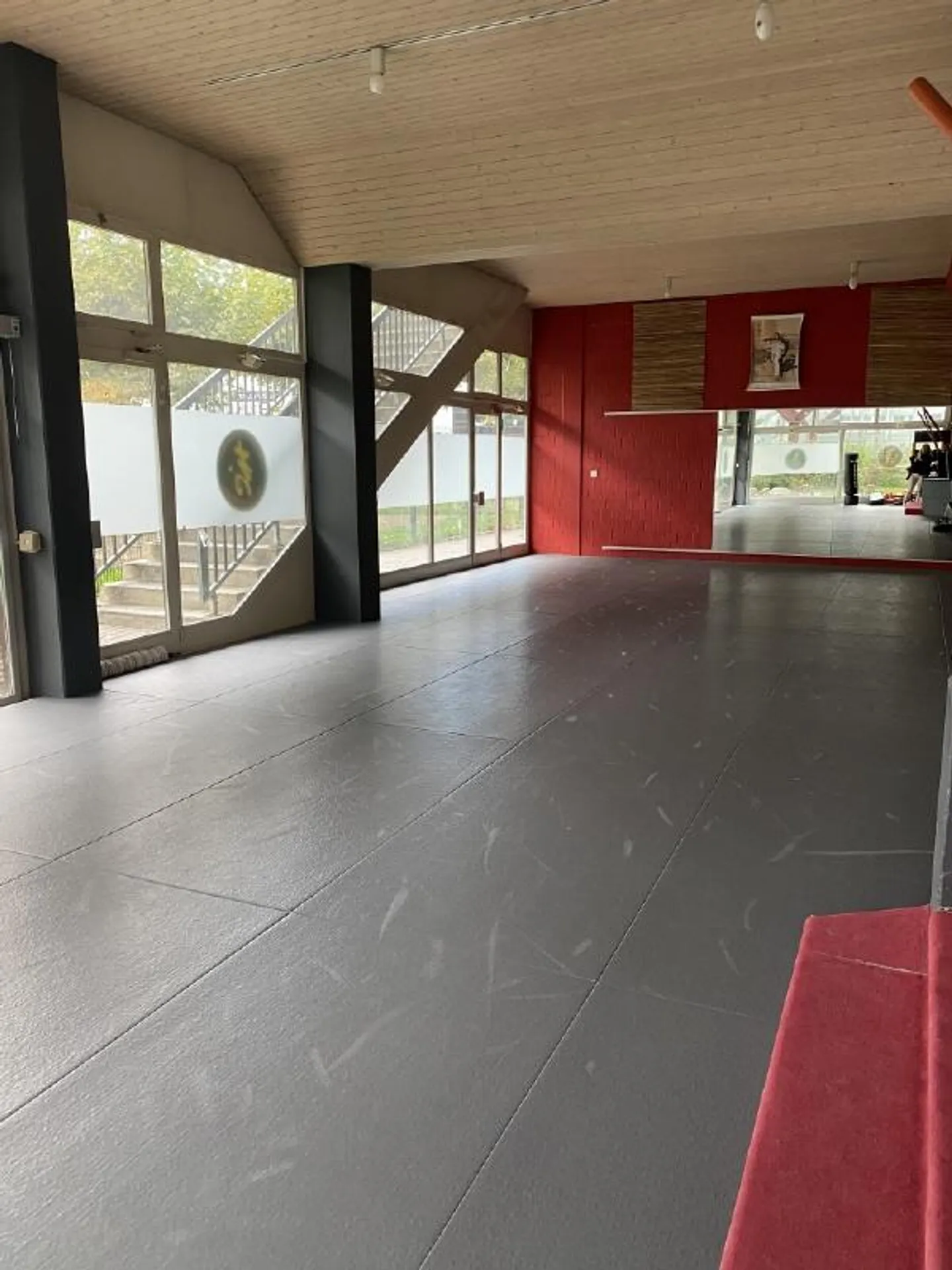 Salle commerciale ou de karaté au rez-de-chaussée (215 m2) - Photo 1 sur 8