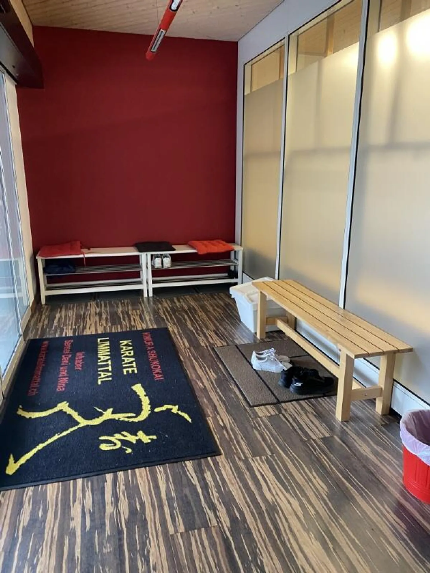 Salle commerciale ou de karaté au rez-de-chaussée (215 m2) - Photo 2 sur 8