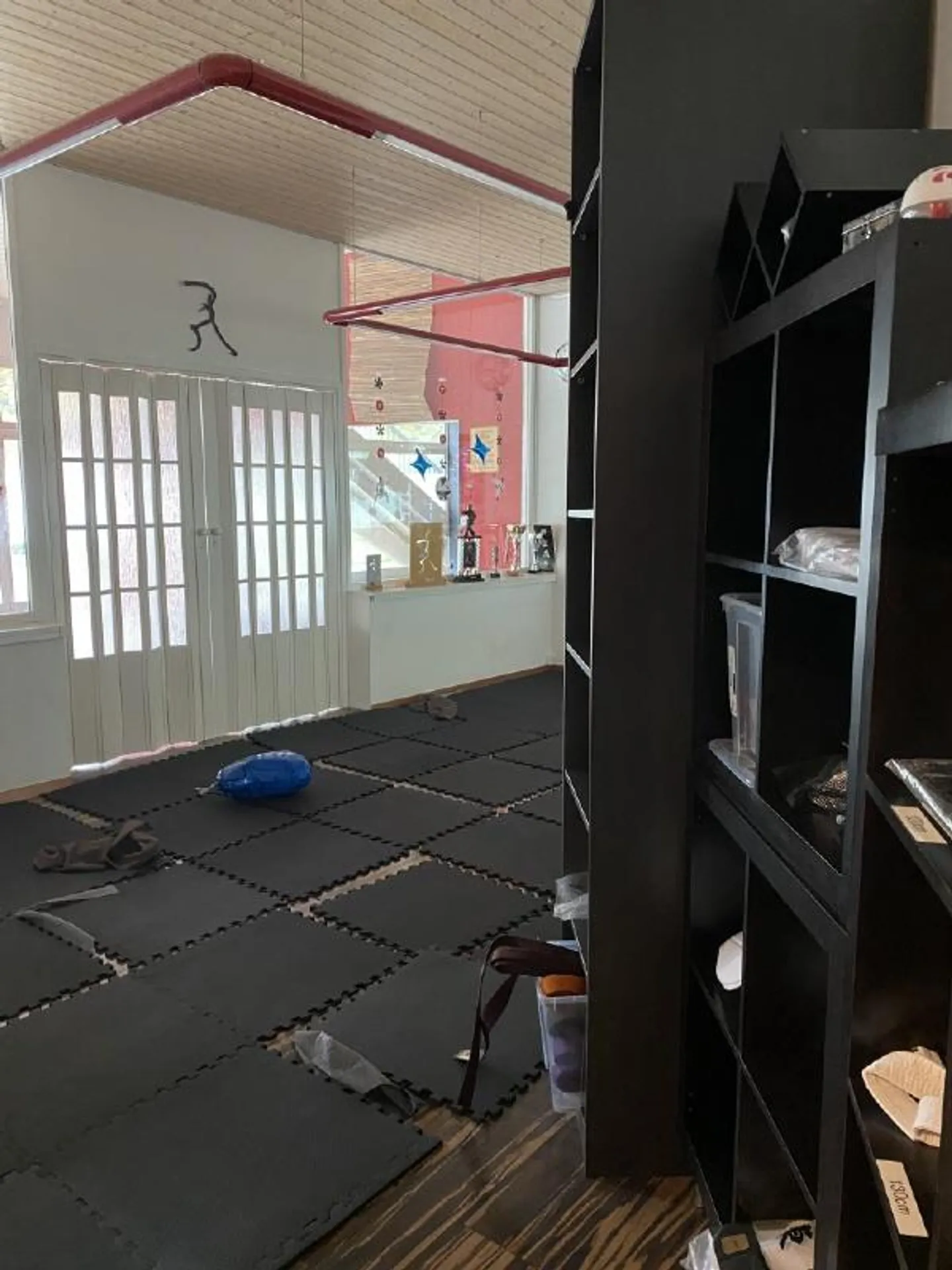 Salle commerciale ou de karaté au rez-de-chaussée (215 m2) - Photo 3 sur 8