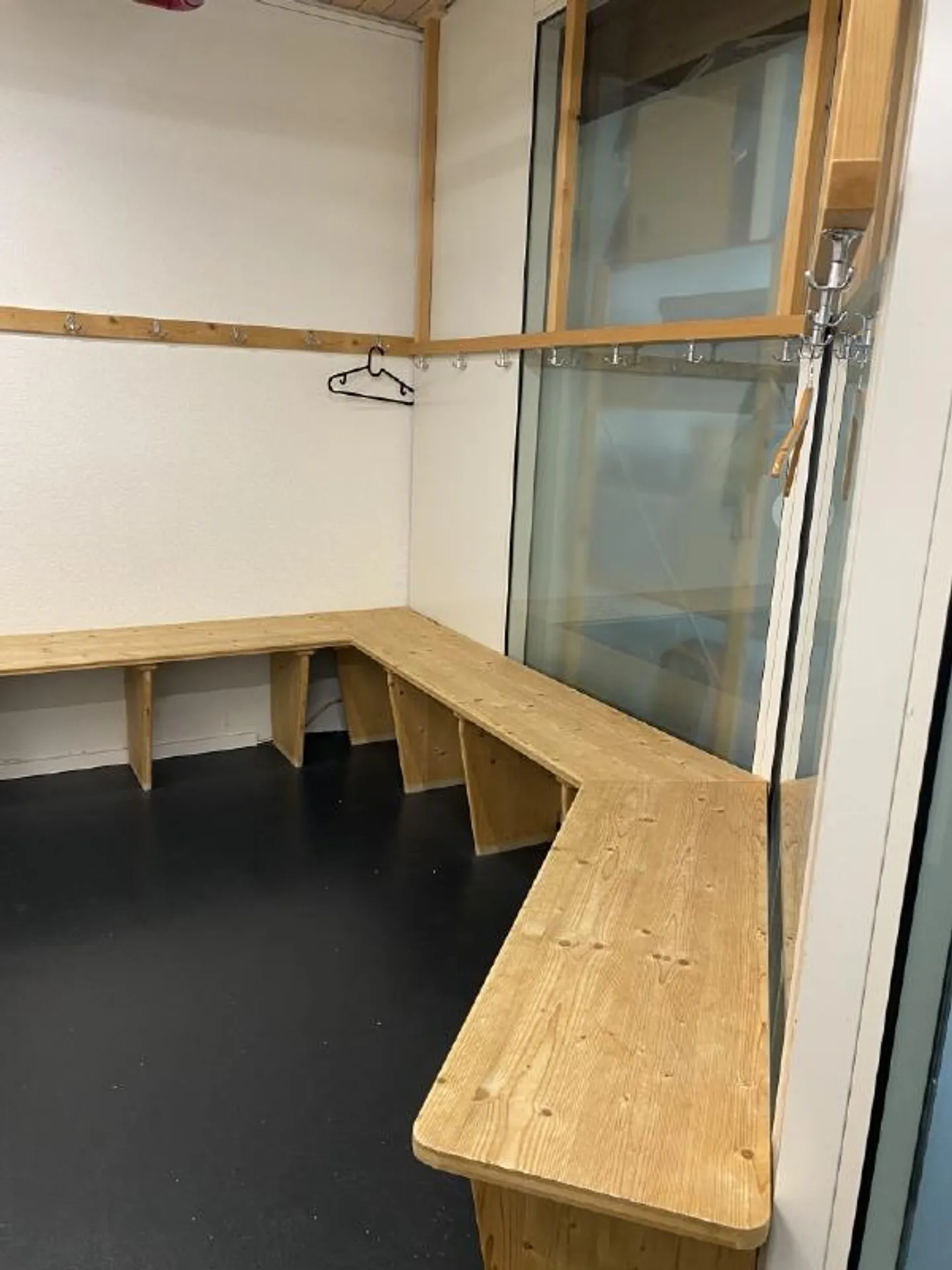 Salle commerciale ou de karaté au rez-de-chaussée (215 m2) - Photo 4 sur 8