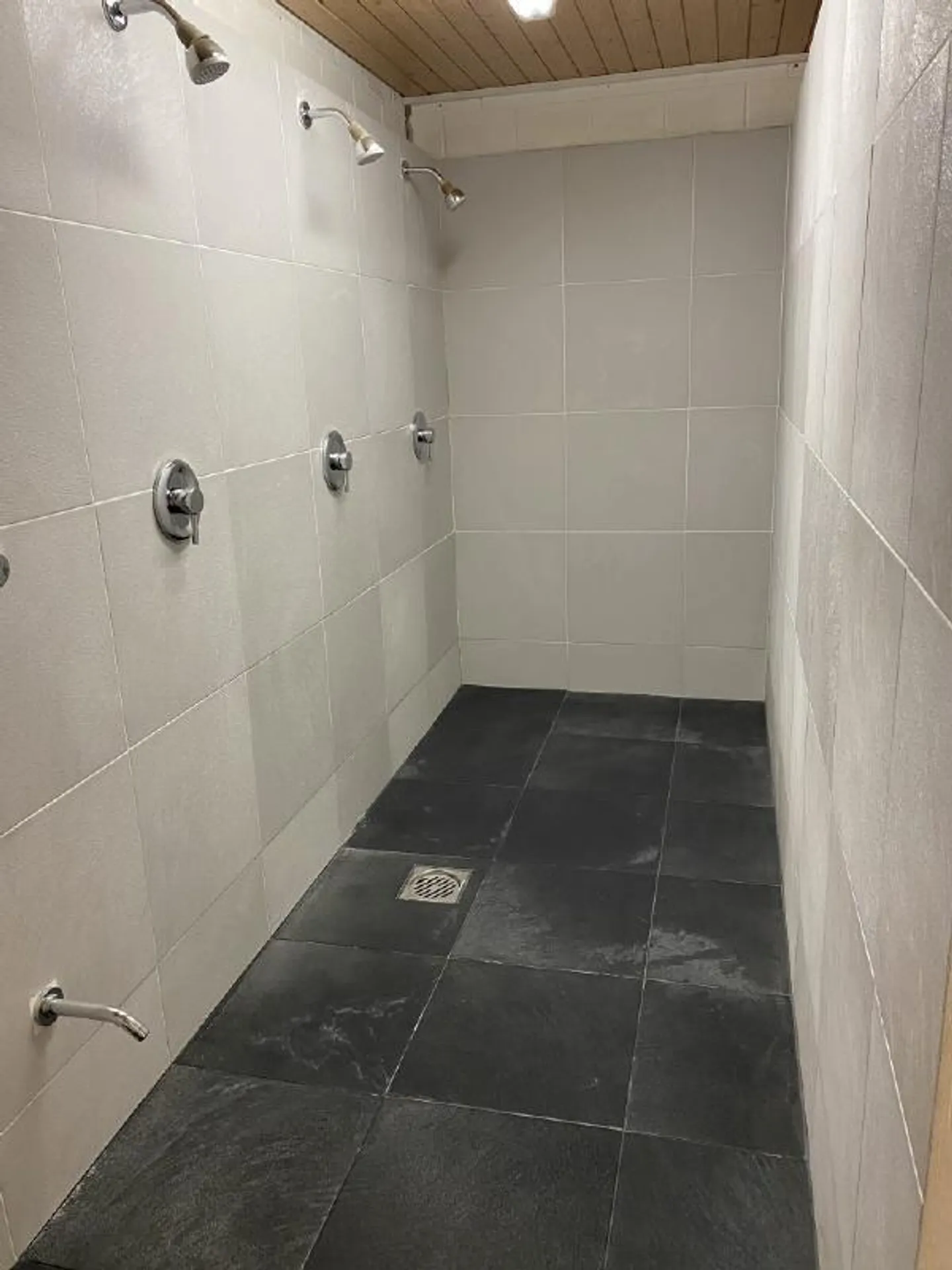 Salle commerciale ou de karaté au rez-de-chaussée (215 m2) - Photo 6 sur 8