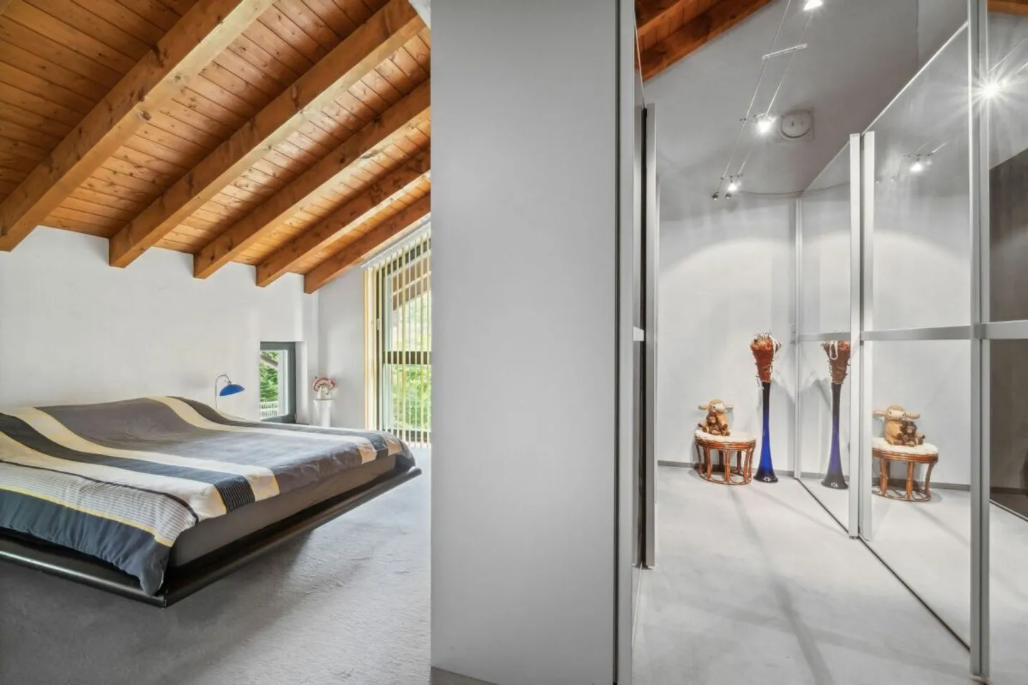 WOHNEN UND REITEN VEREINT - STILVOLLE DOPPELEINFAMILIEN HAUSHÄLFTE MIT ÜBER 6'000 m² GRUNDSTÜCK - Foto 5 von 7